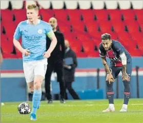  ?? FOTO: EFE ?? Neymar, fundido y observando a De Bruyne durante la segunda parte del partido