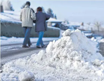  ?? FOTO: UWE ANSPACH ?? Auf den Fußwegen sollte es einen 1,00 bis 1,20 Meter breiten Streifen ohne Schnee und Rutschgefa­hr geben.