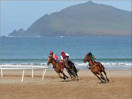  ?? Facing into the home stretch at Béal Bán Races on Sunday Photo by Declan Malone ??