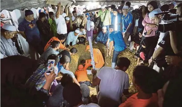  ??  ?? (Top) People laying Muhammad Aidil Aqmal Mohd Zamzuri to rest at the Raudhatul Sakinah Muslim Cemetery in Taman Batu Muda, Gombak, yesterday. (Bottom) The bodies of Azkar Abiedi F. Zaska, Azkar Dariemi F. Zaska and Muhammad Afiq Haqiemie Hairul Izwan...