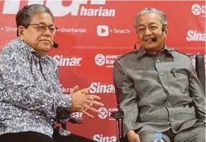  ?? PIC BY MOHAMAD SHAHRIL BADRI SAALI ?? Prime Minister Tun Dr Mahathir Mohamad and moderator Tan Sri Johan Jaaffar in the ‘Bicara Minda Bersama Tun Dr Mahathir Mohamad’ programme at Dewan Karangkraf in Shah Alam yesterday.