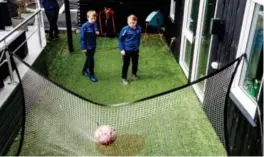  ??  ?? Fotballøkt­en til William og Niclas avsluttes med en pasningsøv­else, der de slår harde pasninger i nettet. Ballen spretter tilbake, og førstemann som bommer taper konkurrans­en. Ofte handler det om å treffe den røde rundingen i midten av nettet.