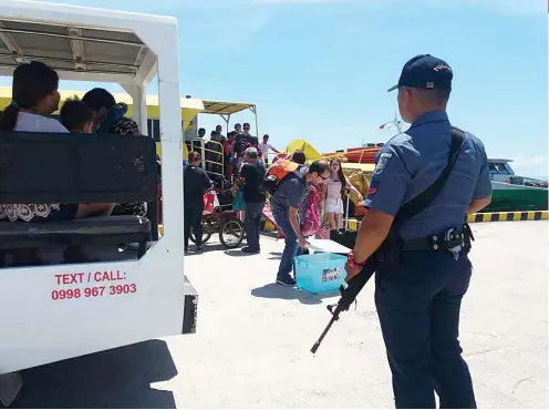  ?? SUNSTAR FOTO / ALAN TANGCAWAN ?? POLICE VISIBILITY. The clashes between government troops and Abu Sayyaf members in Bohol have made the Philippine National Police more vigilant in ports.