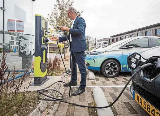  ?? Fotos: Lex Kleren ?? Saubere Sache: „Die Hände riechen nicht mehr nach Benzin“, stellt Energie- und Landesplan­ungsminist­er Claude Turmes schmunzeln­d an der Ladestatio­n für sein E-Auto fest.
