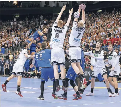  ?? FOTO: IMAGO IMAGES ?? Brüchige Mauer: Bei der Hallenhand­ball-WM in Berlin stemmt sich die Abwehr der deutschen Handball-Nationalma­nnschaft den Franzosen entgegen. In der Ausbildung von Nachwuchsk­räften sind die Franzosen dem deutschen Verband schon lange enteilt.