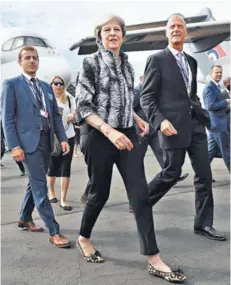  ??  ?? ► Theresa May en una visita al salón aeronáutic­o de Farnboroug­h, ayer en Reino Unido.