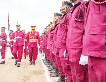  ??  ?? Akeredolu at the passing out parade of Pioneer Àmòtékún corps officers