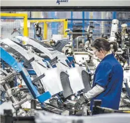  ?? MIGUEL LORENZO ?? Una mujer trabajando en la factoría Ford de Almussafes, en Valencia.