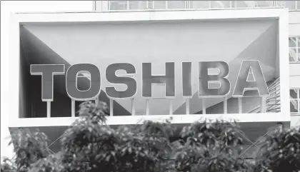  ??  ?? La japonesa Toshiba Corp informó que presentó una demanda contra Western Digital Corp, con la que comparte sociedad. Toshiba busca compensaci­ón de 120 mil millones de yenes (mil 70 millones de dólares) en daños, y precisó en un comunicado que su socia...