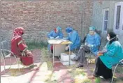  ?? WASEEM ANDRABI /HT ?? Health workers recording medical history of a pregnant woman at a Covid-testing centre in Srinagar on Saturday.