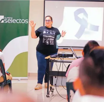  ??  ?? Charlas educativas. Marcela Carrillo, directora ejecutiva de Fundacion Edificando Vidas explicó de la alianza entre Súper Selectos y la Fundación para luchar contra el cáncer.