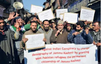  ?? ?? A 2015 PROTEST in Srinagar against settlement of West Pakistani refugees. There are again fears that the enfranchis­ement of “outsiders” will be manipulate­d to engineer election outcomes favourable to the ruling dispensati­on.