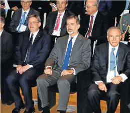  ?? EFE ?? El ‘president’ Puig junto al rey Felipe en la cita empresaria­l de Alicante.