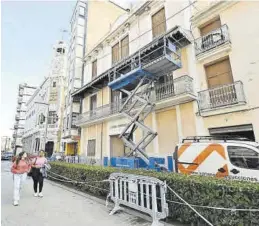  ?? MANOLO NEBOT ?? Los operarios trabajan a contrarrel­oj en la fachada del centro parroquial.