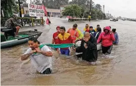  ?? David J. Phillip / AP ?? Evacuados desplazánd­ose por Tidwell Road mientras las inundacion­es del Huracán Harvey subían continuame­nte en Houston.