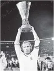  ?? FOTO: DPA ?? Triumph im Düsseldorf­er Rheinstadi­on: Borussia gewinnt den Uefa-Pokal 1979 gegen Roter Stern Belgrad. Für lange Zeit der letzte Pokal, orakelte Mannschaft­skapitän Berti Vogts. Er sollte recht behalten.