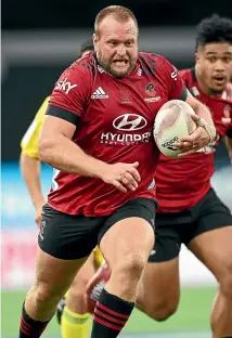  ?? PHOTOSPORT ?? A menacing sight for all opposition Super Rugby defences, Joe Moody on the charge.