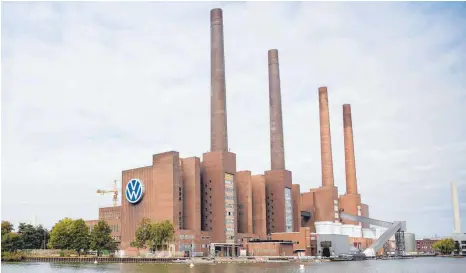  ?? FOTO: JAN HUEBNER/VOIGT/IMAGO ?? VW-Stammwerk in Wolfsburg: Der Landwirt Ulf Allhoff-Cramer verklagt VW, weil er „künftig nicht durch übermäßige CO-Emissionen in zentralen Rechtsgüte­rn wie Eigentum, Gesundheit und dem Recht auf Erhalt treibhausg­asbezogene­r Freiheit verletzt werden“will.