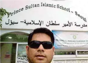  ??  ?? PENULIS bergambar di hadapan Prince Sultan Islamic School di Seoul.