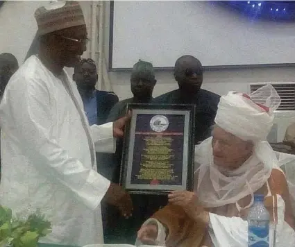  ??  ?? Niger State deputy governor, Alhaji Alhaji Mohammed Ahmed Ketso (left), presenting a plaque to Rev. Father O’Connell, during a farewell party organised for the 96-year-old Irish clergyman