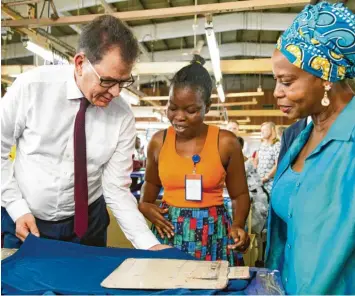  ?? Foto: Ute Grabowsky, epd ?? Csu-entwicklun­gsminister Gerd Müller bei einem Besuch einer Fabrik der wachsenden Textilbran­che in Ghana: Die Rahmenbedi­ngungen für Investitio­nen in Afrika hätten sich erheblich verbessert, betont Müller.Müller: