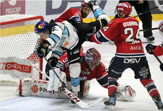  ?? FOTO: LEHTIKUVA/JUSSI NUKARI ?? Jesse Ylönen, som leder Pelicans U20-poängbörs, flyger förbi HIFKmålet.