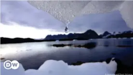  ??  ?? Deshielo de un iceberg en Kulusuk, Groenlandi­a