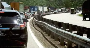  ??  ?? Beeline for home: it was bumper-to-bumper traffic as roadblocks were set up to stop motorists flouting the interstate travel ban.