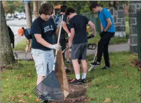  ?? SANDI YANISKO — FOR DIGITAL FIRST MEDIA ?? Much of the work on Pottstown CARES Day was focused on cleaning up the sidewalk along High Street in front of Edgewood Cemetery.