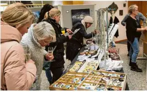  ?? Foto: Klaus-dieter Kirschner ?? Bunte Perlen aus der Werkstatt von Susanne Kopietz bestaunten die Besucherin­nen bei Kunst trifft Handel in der Raiffeisen­bank Steinheim.