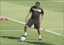  ?? (AFP) ?? Cameroon Football Federation president and former football star Samuel Eto’O takes part in a training session at the Al Sailiya SC in Doha on Wednesday.