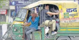  ?? SUNIL GHOSH/HT PHOTO ?? Residents alleged that the auto drivers are ferrying more passengers than the permissibl­e limit. According to Covid norms, only four passengers are allowed in a shared auto.