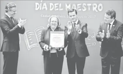  ??  ?? El presidente Enrique Peña Nieto entregó ayer en Los Pinos el reconocimi­ento Manuel Altamirano a docentes con 40 años de servicio. El mandatario es flanqueado por el titular de la SEP, Aurelio Nuño Mayer; la profesora Amalia Lerma, una de las...