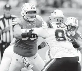  ?? DAVID SANTIAGO dsantiago@miamiheral­d.com ?? Dolphins center Michael Deiter faces competitio­n from new lineman Connor Williams, but is embracing the challenge: ‘It’s been a blessing because I have a career in the NFL.’