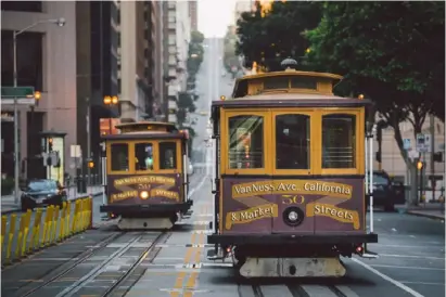  ??  ?? 4.
4.
Le tramway qui traverse la ville !