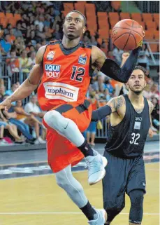  ?? FOTO: HORST HÖRGER ?? Zwei starke Gegner warten in Bormio auf die Ulmer Basketball­er (hier Trey Lewis, vorn, im Spiel gegen Bayreuth). Der Bundesligi­st trifft in Testspiele­n auf Olimpia Mailand und Galatasara­y Istanbul.