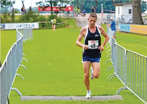  ??  ?? Allein auf weiter Flur. Mit einem Vorsprung von über fünf Minuten kam Stefan Stahl, der Schlussläu­fer des FC Dinkelsche­rben, ins Ziel. Bei ihrem achten Sieg hatte die Star truppe die Konkurrenz in Grund und Boden gelaufen.