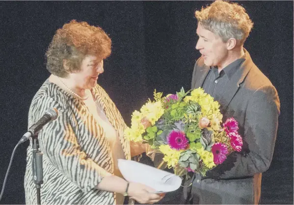  ?? PICTURE: IAN GEORGESON ?? Game of Thrones star Aidan Gillen springs a surprise on The Scotsman’s theatre critic Joyce Mcmillan to mark her 40 years reviewing the Fringe