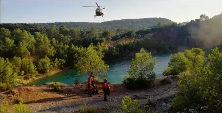  ?? (Photos V. T.) ?? La victime a été secourue en contrebas d’une falaise abrupte de  mètres aux abords du lac des anciennes mines.