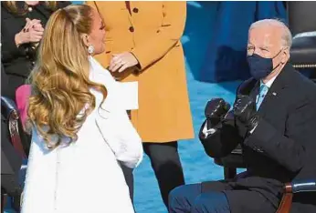  ??  ?? La cantante Jennifer López saluda efusivamen­te al presidente Joe Biden durante el concierto duante la posesión.