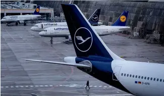  ?? ?? Des avions de Lufthansa stationnés à l'aéroport de Francfort, en Allemagne, le 26 mars 2023.