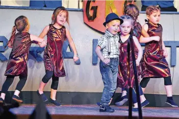  ?? FOTO: BECKER&BREDEL ?? Die Kindergard­en der Saarrakete­n tanzen sich für die närrische Zeit in Stimmung.