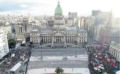  ?? (GENTILEZA CLARÍN) ?? Dos vigilias. En contra y a favor del proyecto de despenaliz­ación. La plaza, al medio.