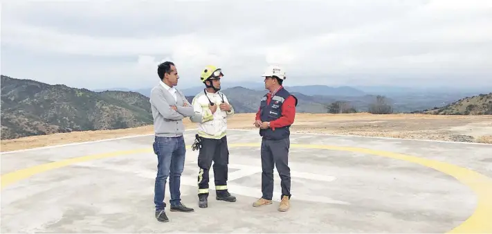  ??  ?? ►
Cumbre del cerro Yaquil en comuna de Santa Cruz, donde el municipio y privados instalaron una base estratégic­a para abastecer a helicópter­os oficiales.