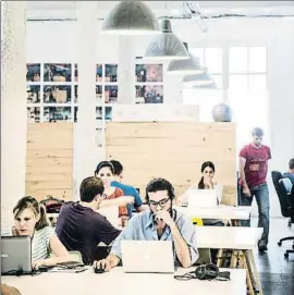  ?? XAVIER CERVERA / ARCHIVO ?? Profesiona­les trabajando en un espacio de coworking de Barcelona