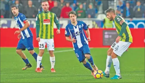  ??  ?? A LA ESPERA DEL CAMBIO. David López, durante el encuentro ante el Alavés, cuando tuvo que jugar de lateral derecho improvisad­o.