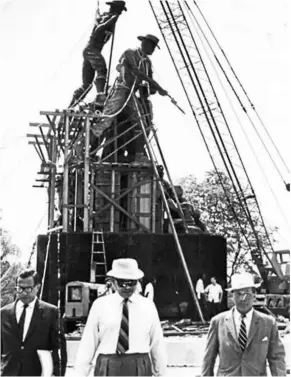  ?? ?? Long-time pals: tunku (centre) and de Weldon (right) inspecting the monument at the Lake Gardens, Kuala Lumpur, on aug 6, 1965.