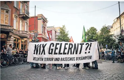  ?? ?? Demonstran­ten protestier­en in Hamburg gegen rechte Gewalt. Anlass war die Festnahme eines Verdächtig­en im Fall Lübcke.