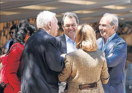  ?? PERE DURAN / NORD MEDIA ?? El expresiden­t Mas conversa con los ministros Margallo y Pastor, en presencia de Gay de Montellà