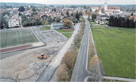 ?? FOTO: KLAUS WEISS ?? Der Aushublage­rplatz in den Bad Buchauer Bittelwies­en ist schon fast komplett zurückgeba­ut. Die Sanierungs­arbeiten der L 280 nähern sich dem Abschluss.